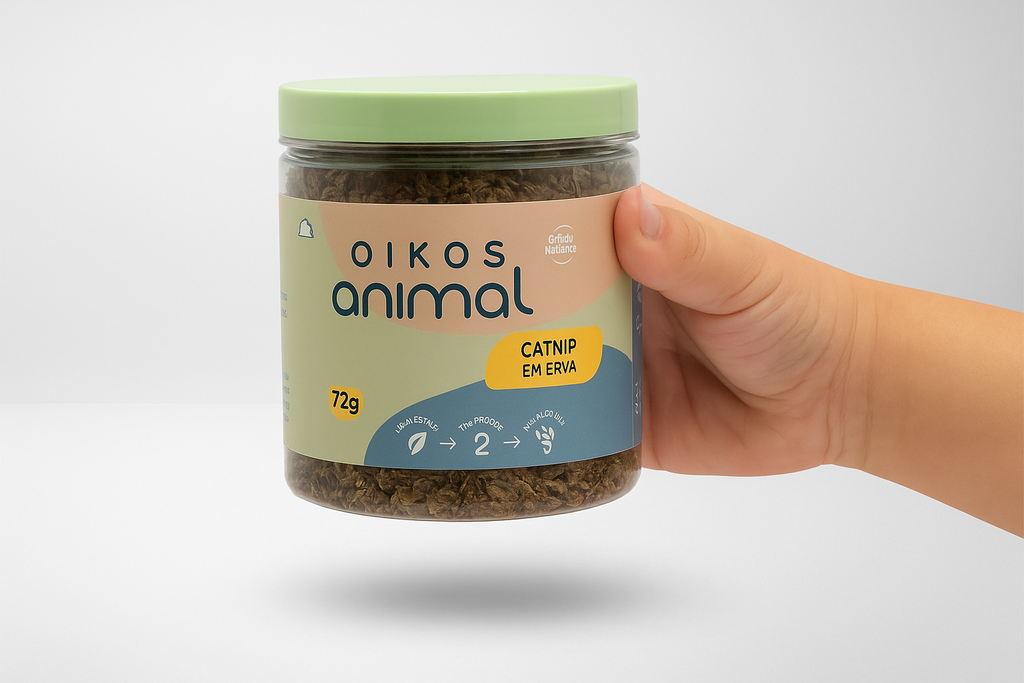 Pote de ração OIKOS animal sendo segurado com sombra